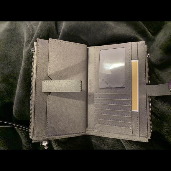 Michael Kors - Picture 2 of 4